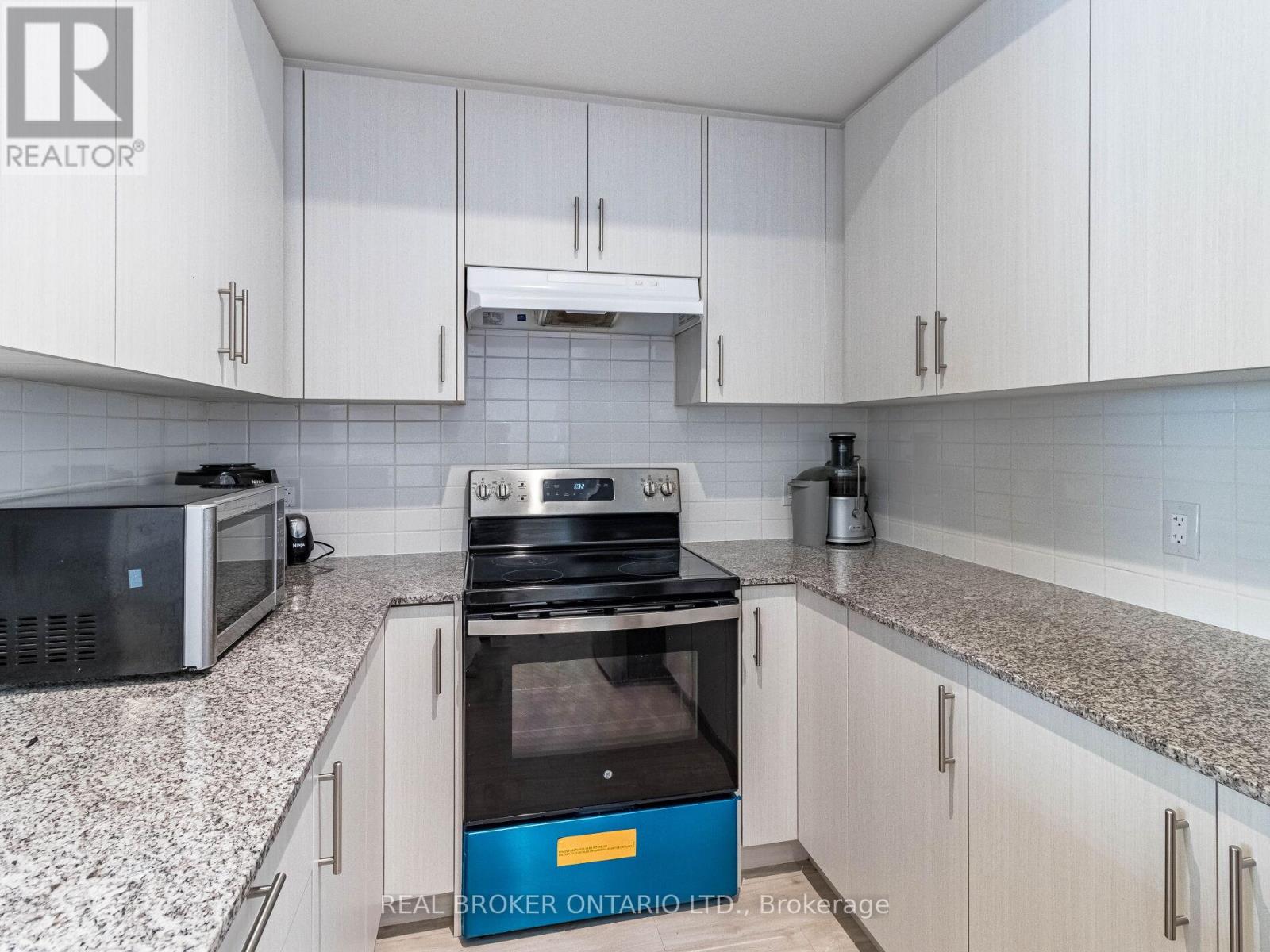 Photo 17 of 45 45 Knotsberry Circle, Brampton ON