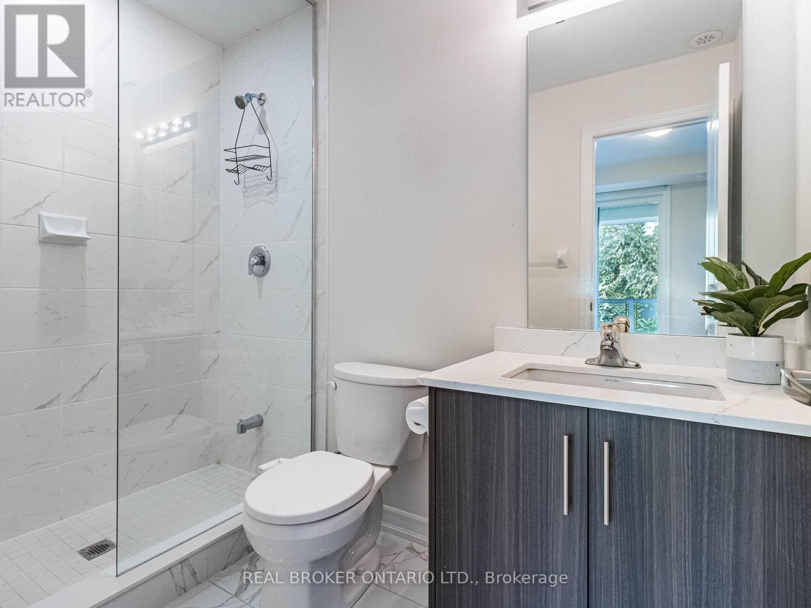 Photo 23 of 45 45 Knotsberry Circle, Brampton ON