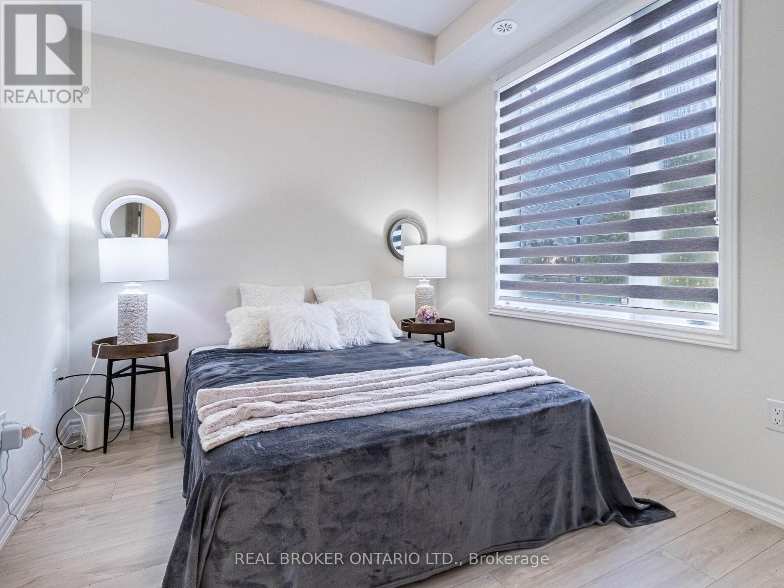 Photo 24 of 45 45 Knotsberry Circle, Brampton ON