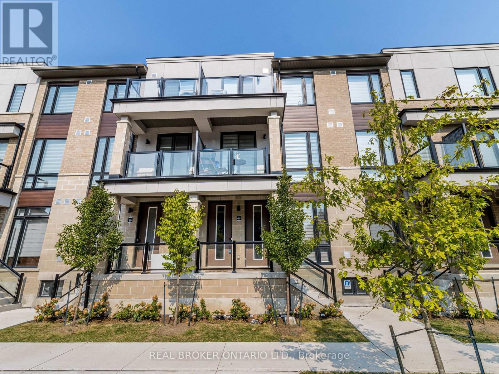 Photo 3 of 45 45 Knotsberry Circle, Brampton ON
