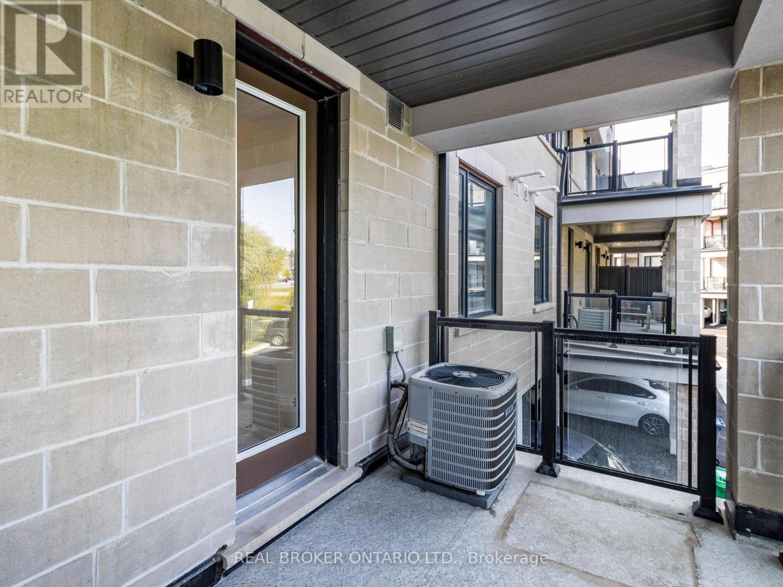 Photo 33 of 45 45 Knotsberry Circle, Brampton ON