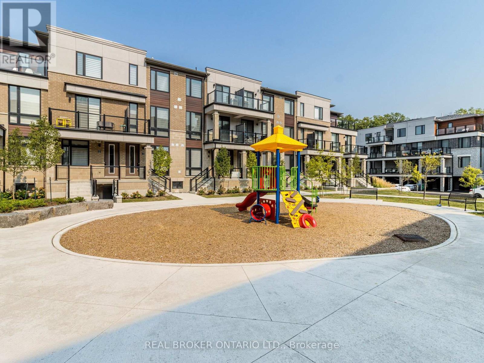 Photo 35 of 45 45 Knotsberry Circle, Brampton ON