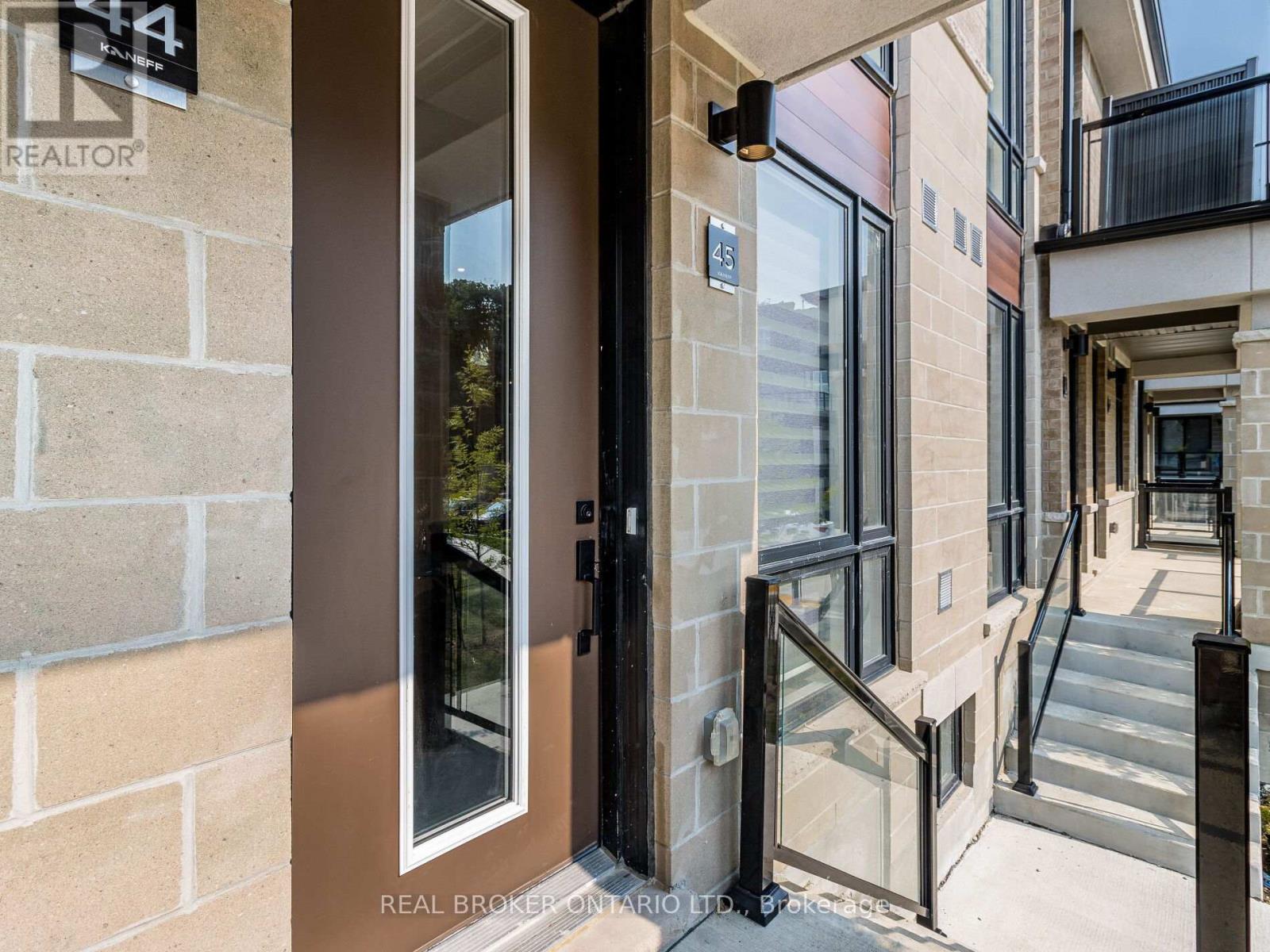 Photo 6 of 45 45 Knotsberry Circle, Brampton ON