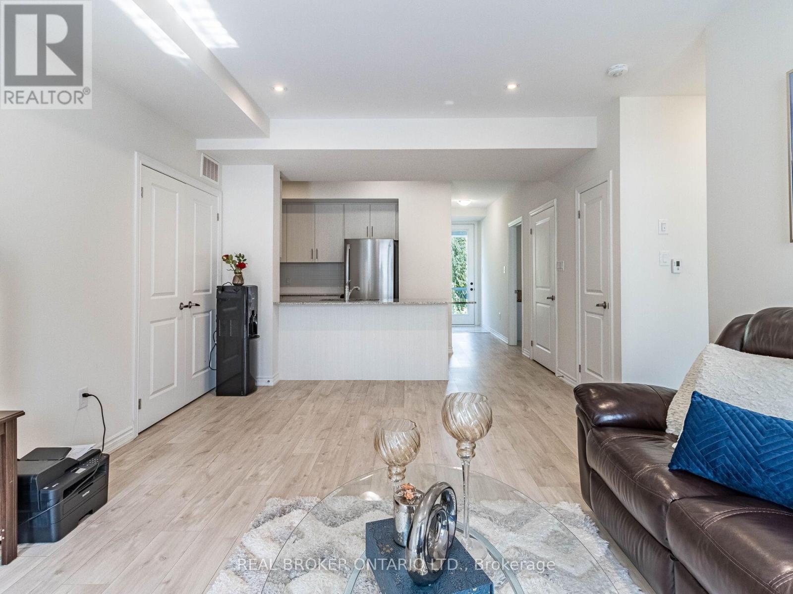 Photo 7 of 45 45 Knotsberry Circle, Brampton ON