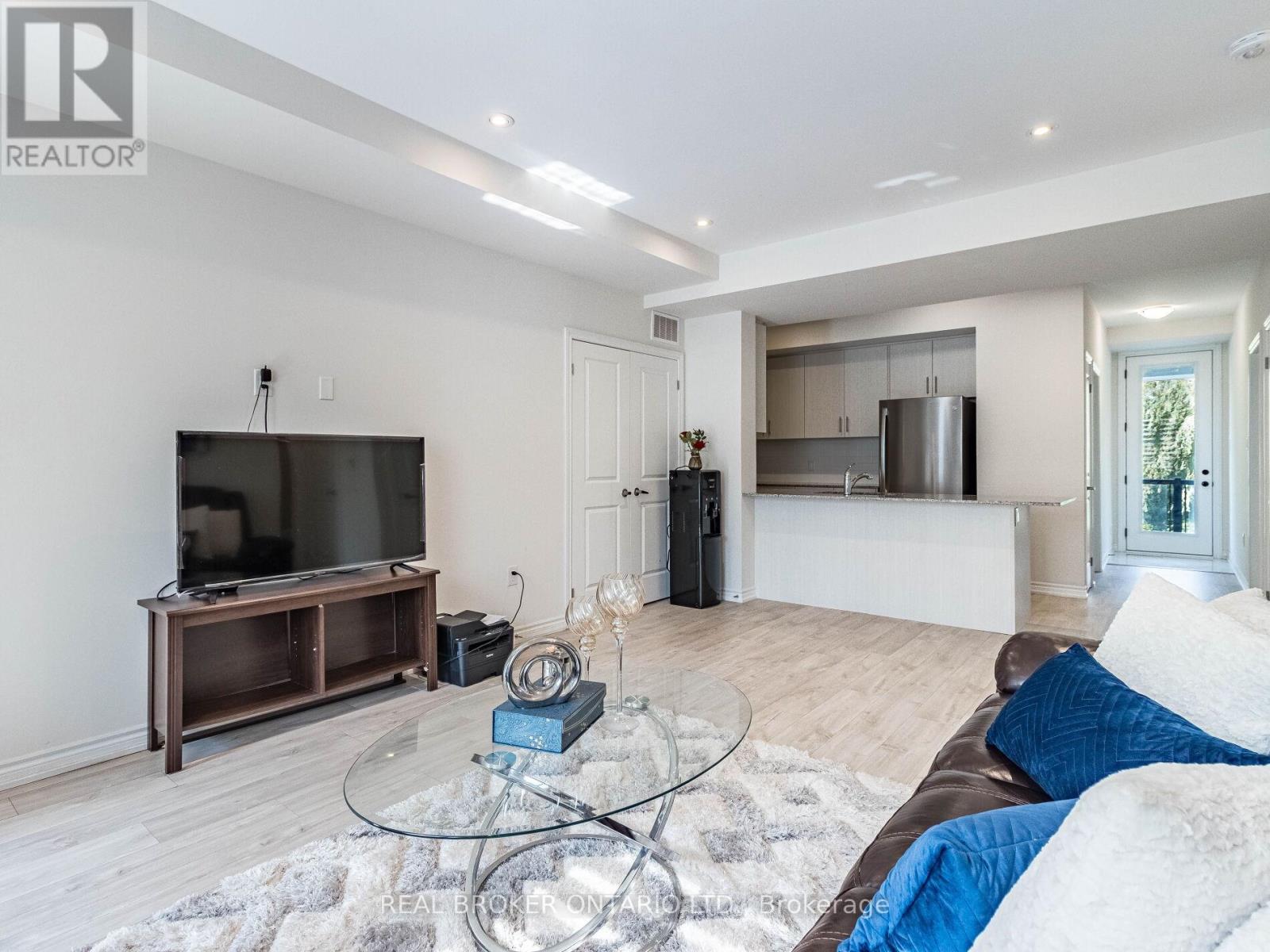 Photo 8 of 45 45 Knotsberry Circle, Brampton ON