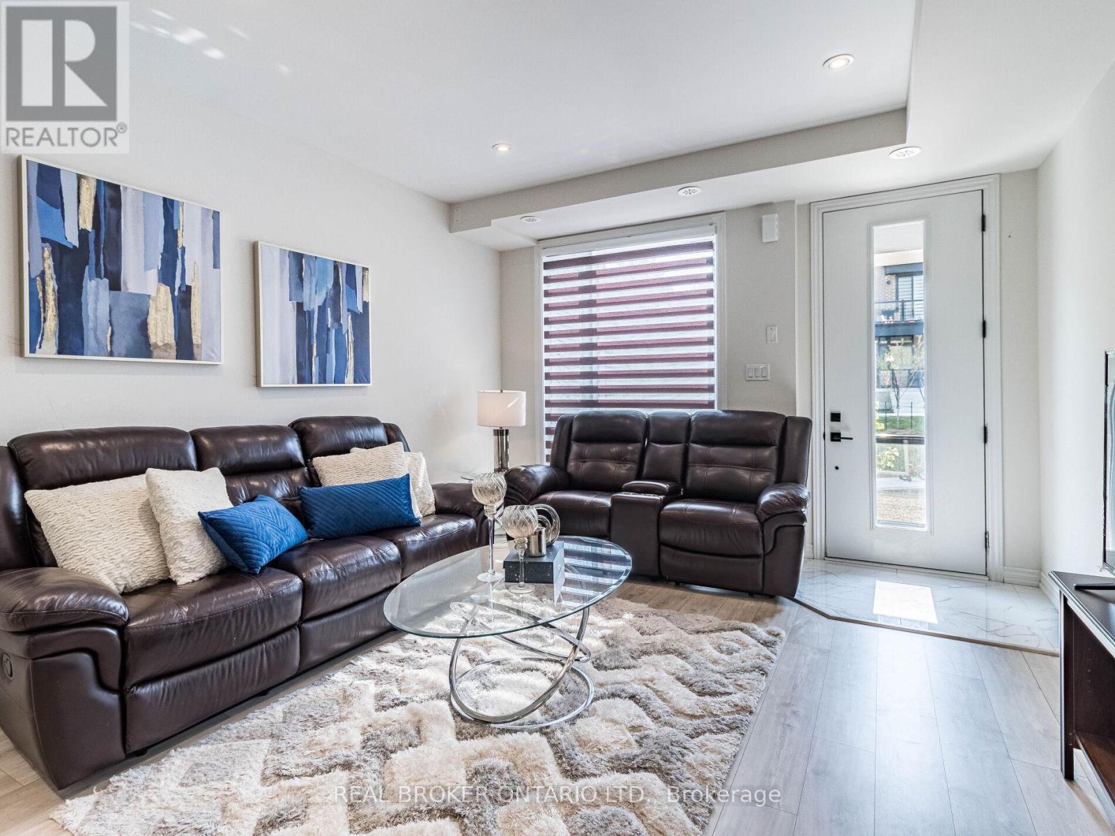 Photo 9 of 45 45 Knotsberry Circle, Brampton ON