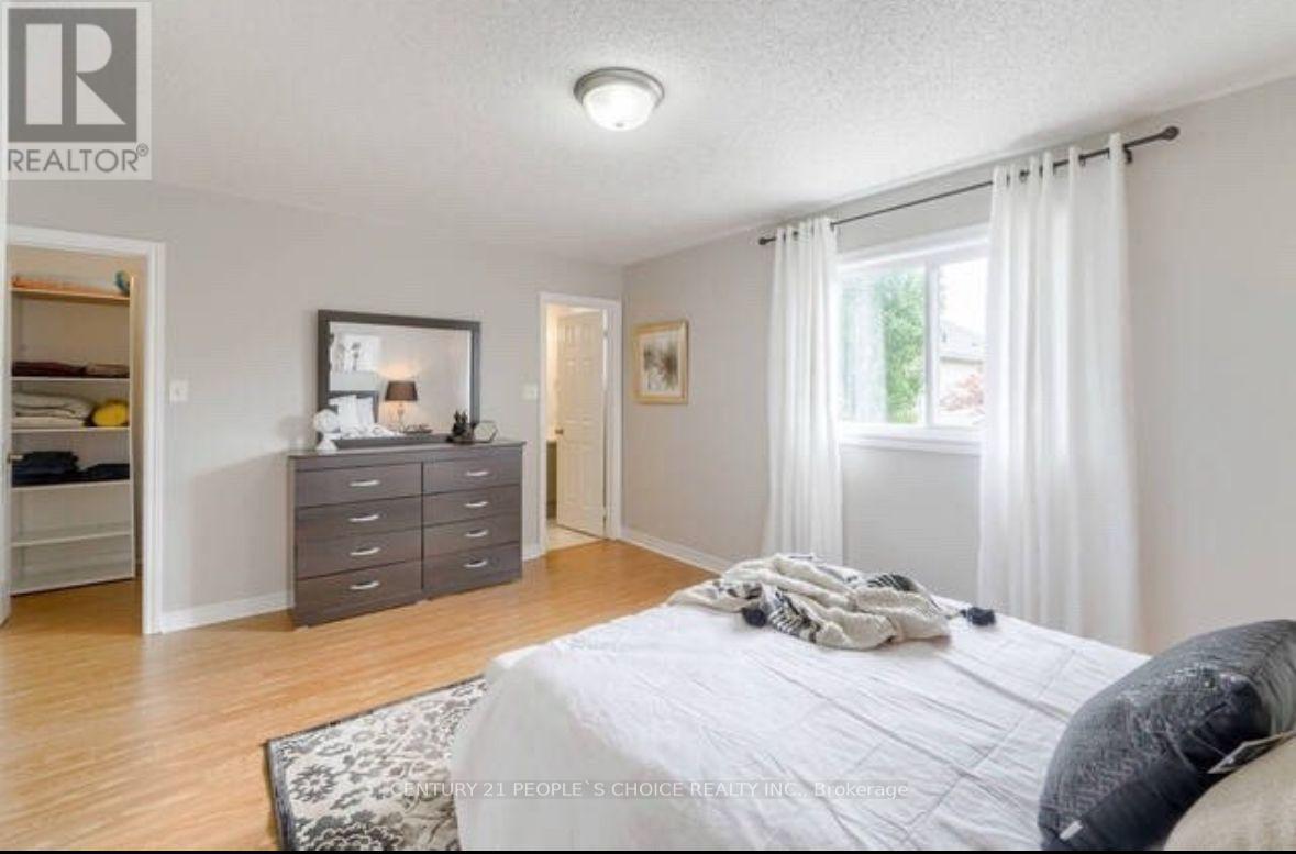 Photo 11 of 32 Ridgemore Crescent, Brampton ON