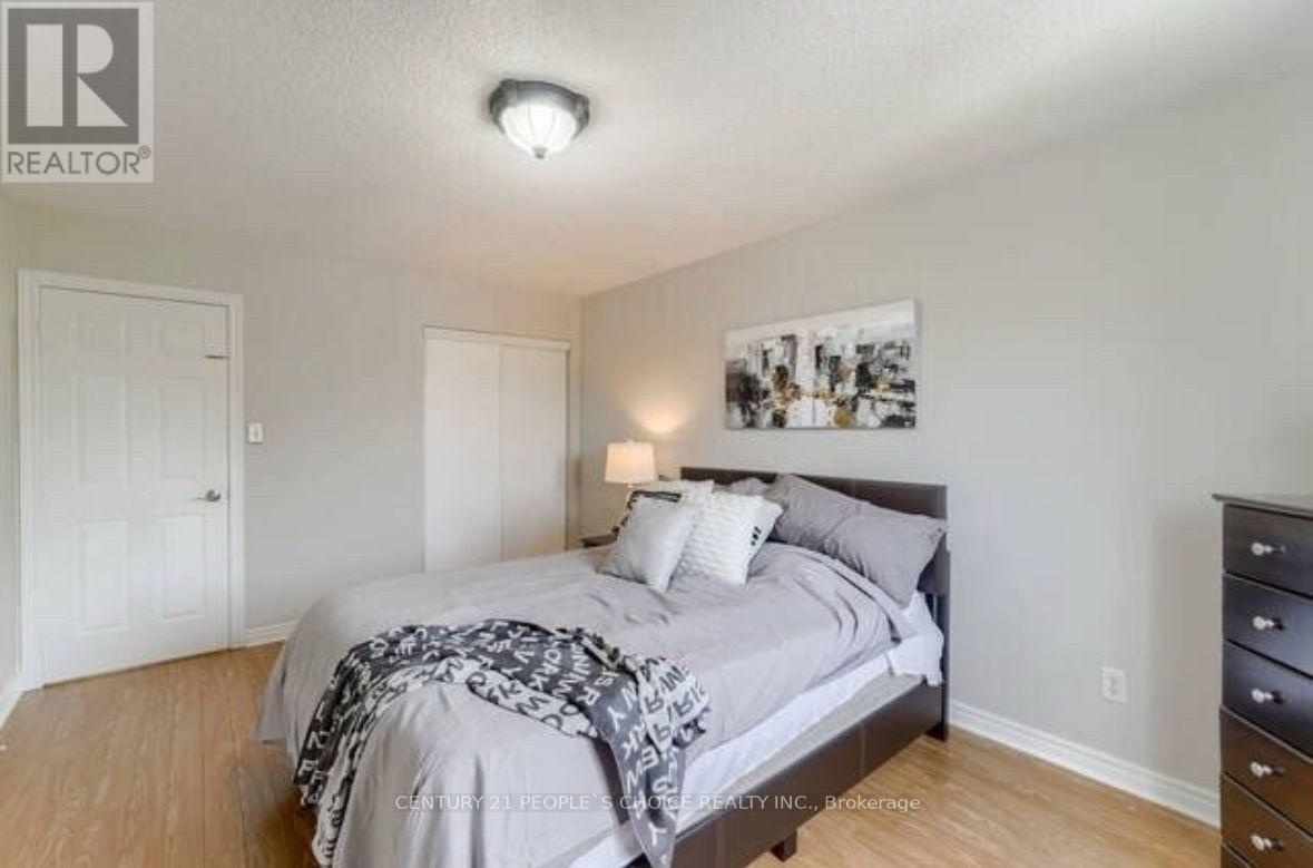 Photo 14 of 32 Ridgemore Crescent, Brampton ON