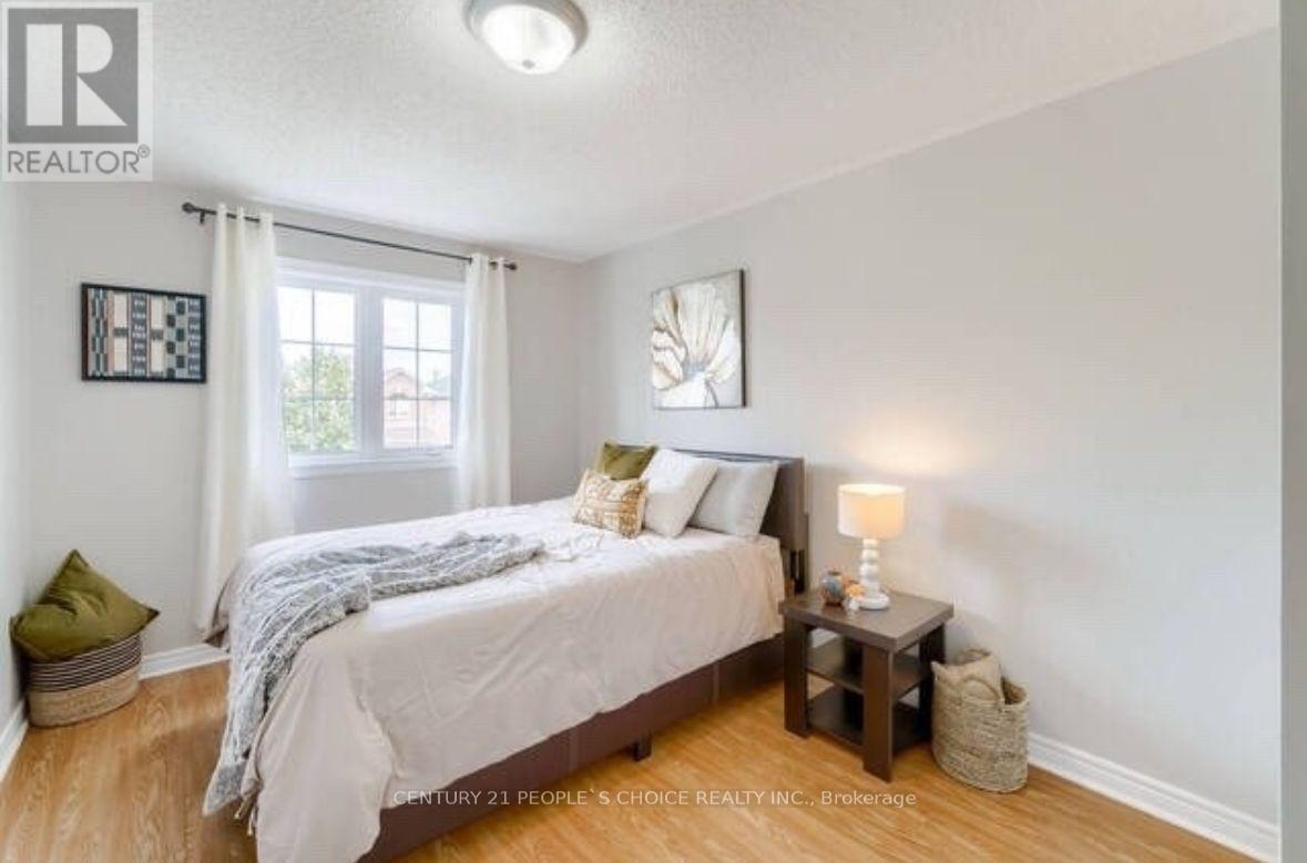 Photo 15 of 32 Ridgemore Crescent, Brampton ON