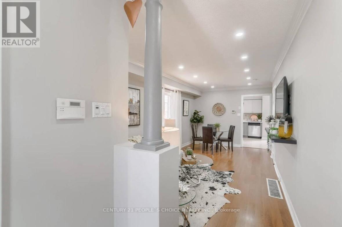 Photo 2 of 32 Ridgemore Crescent, Brampton ON