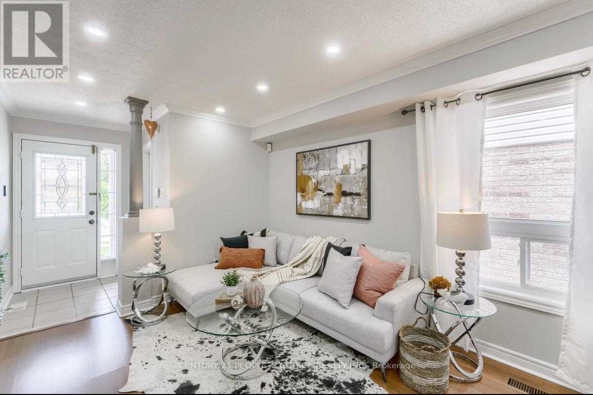 Photo 3 of 32 Ridgemore Crescent, Brampton ON