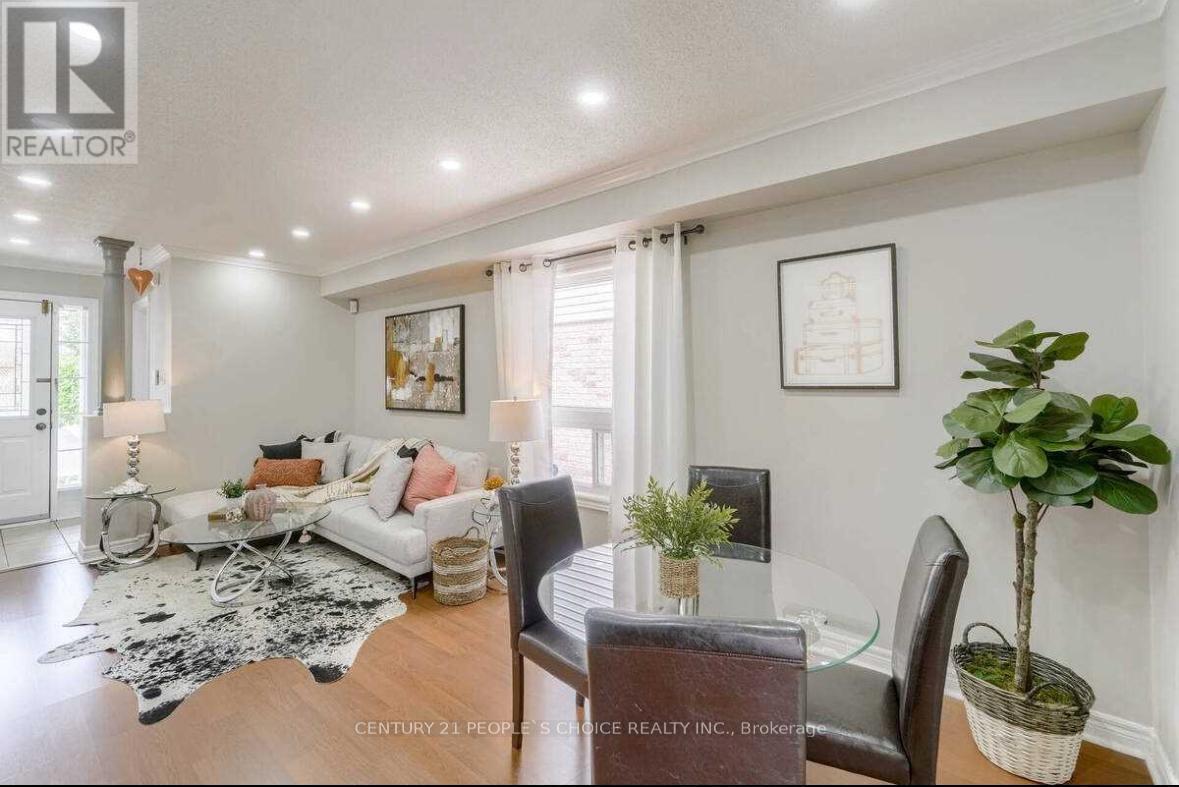 Photo 4 of 32 Ridgemore Crescent, Brampton ON