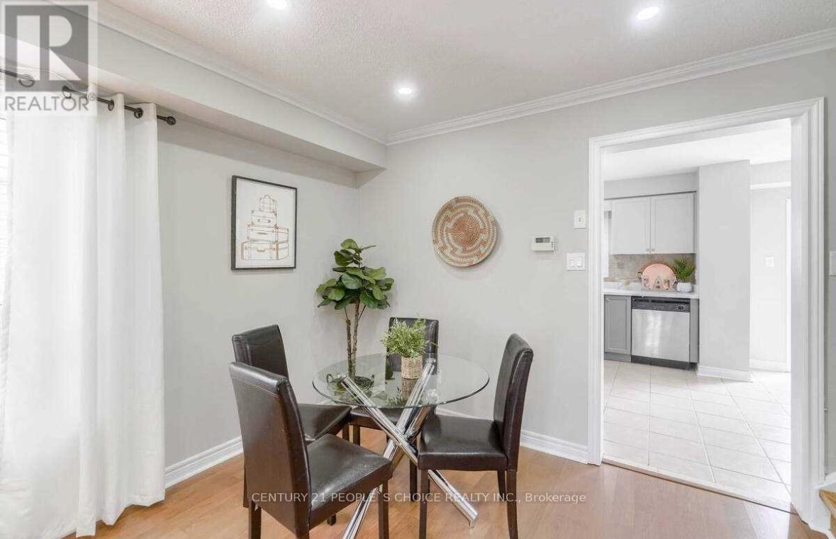 Photo 5 of 32 Ridgemore Crescent, Brampton ON