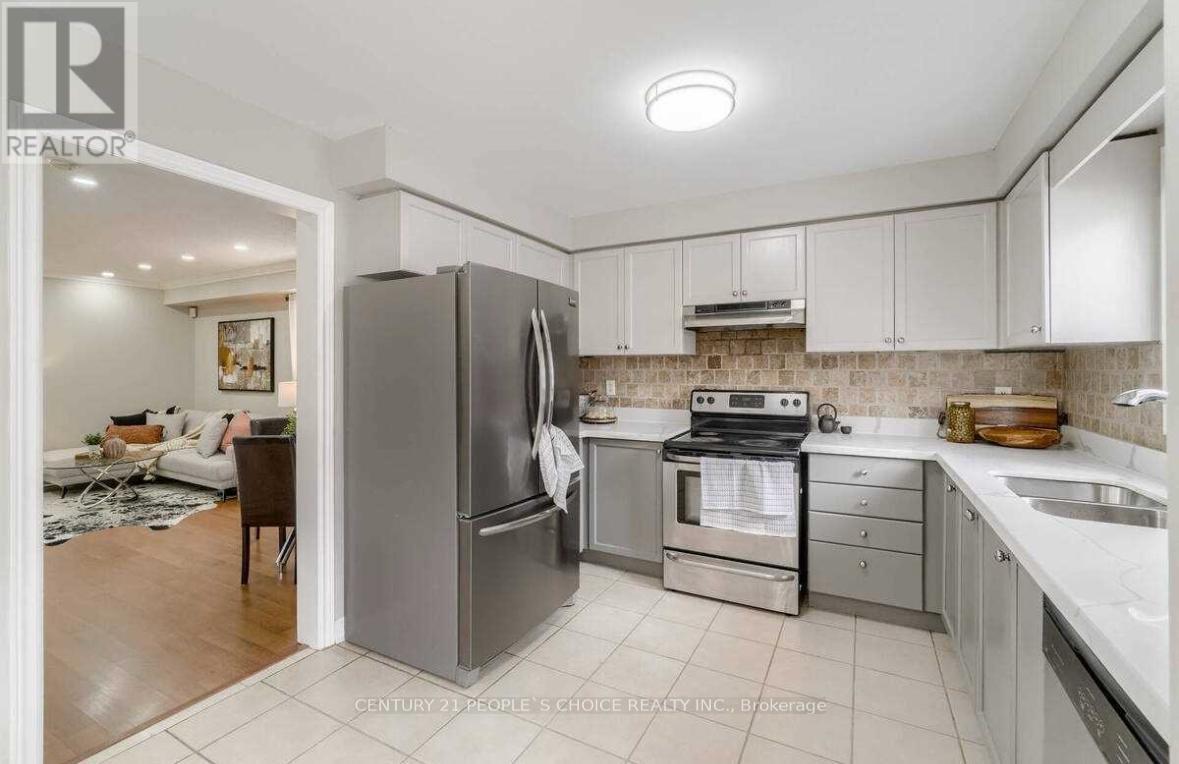 Photo 6 of 32 Ridgemore Crescent, Brampton ON