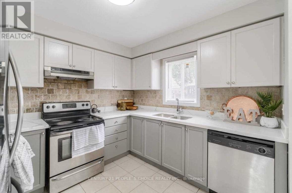 Photo 7 of 32 Ridgemore Crescent, Brampton ON