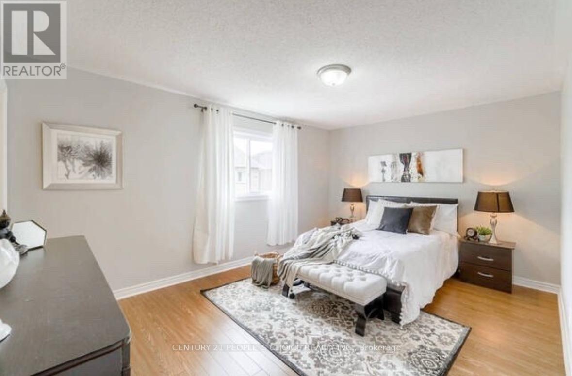 Photo 9 of 32 Ridgemore Crescent, Brampton ON
