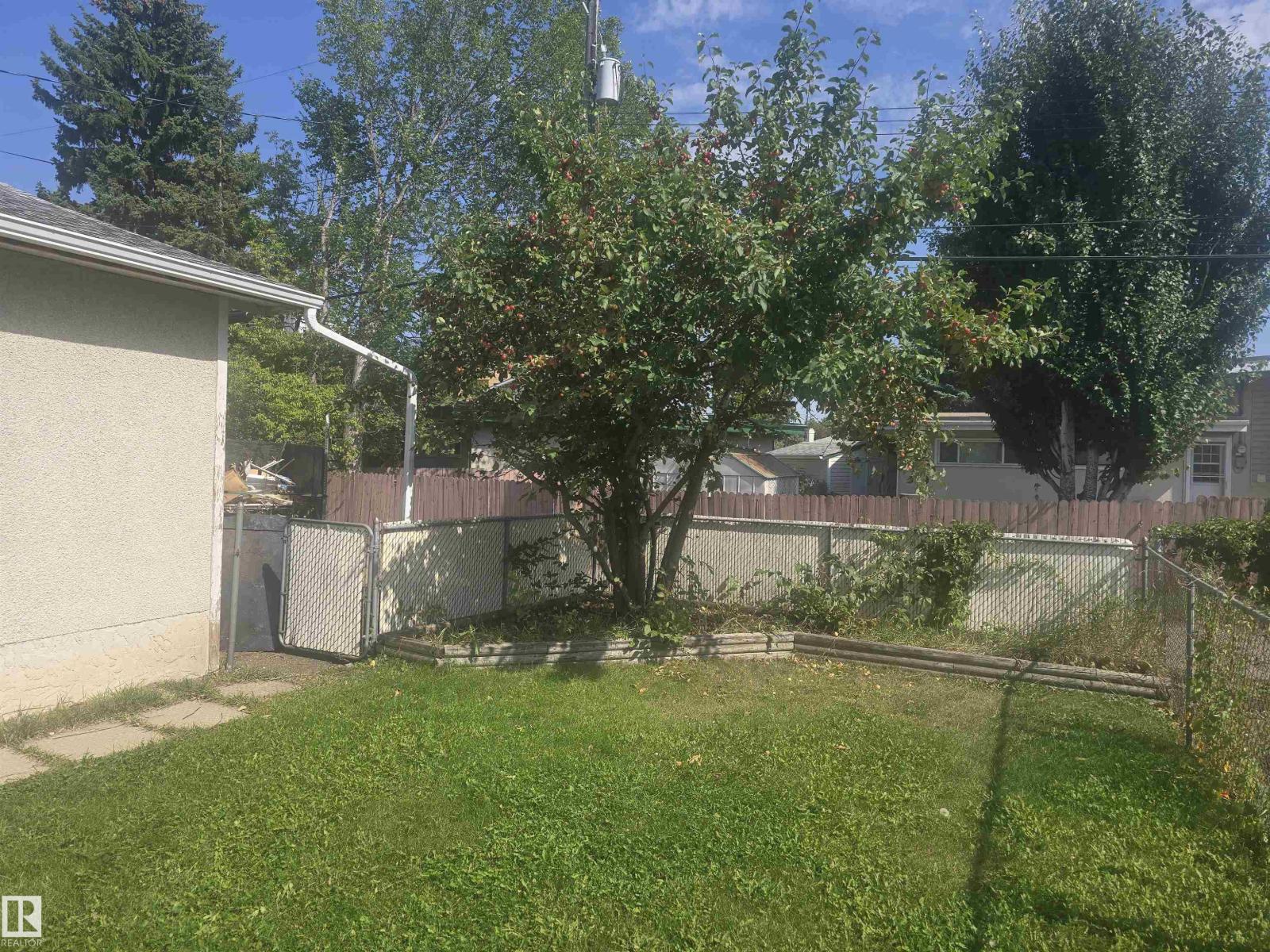 8403 161 ST NW - 28