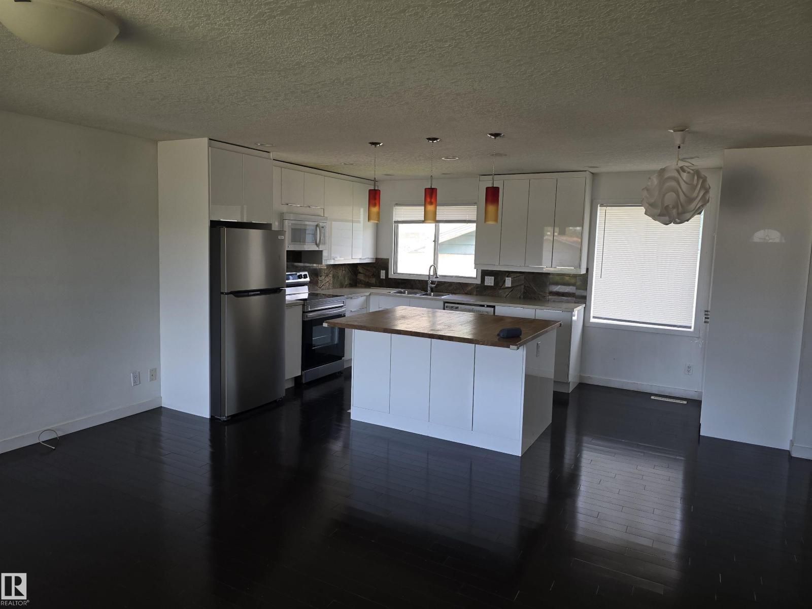 8403 161 ST NW - 4