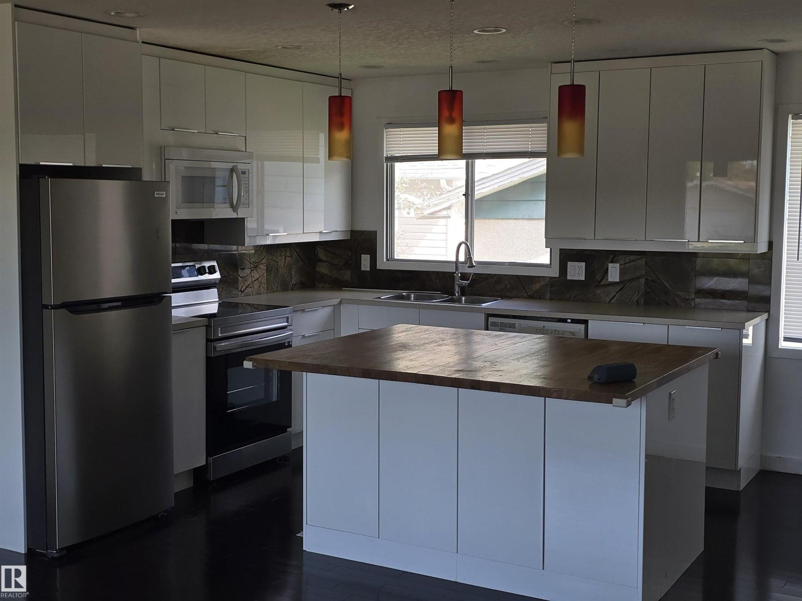 8403 161 ST NW - 5