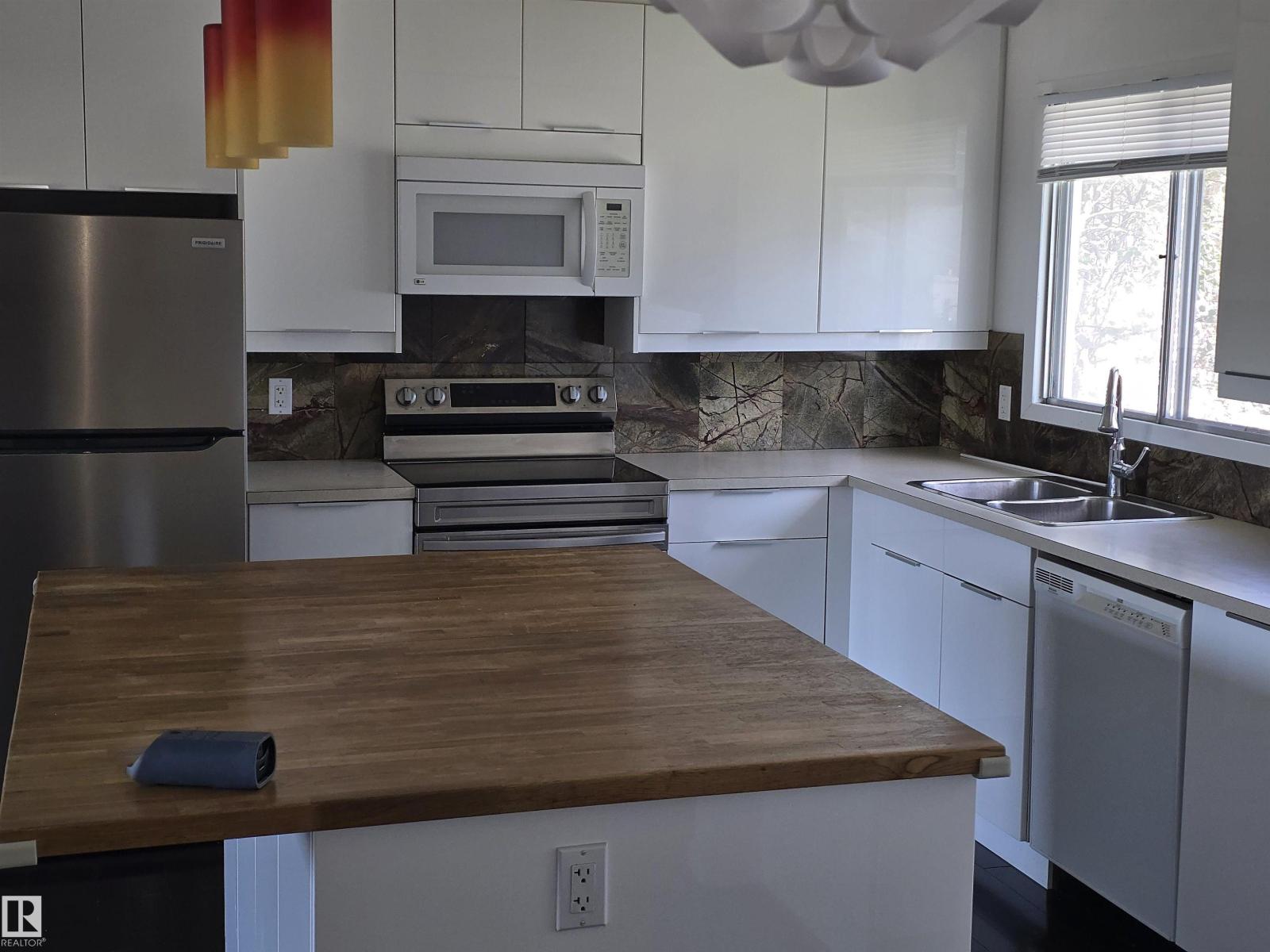 8403 161 ST NW - 6