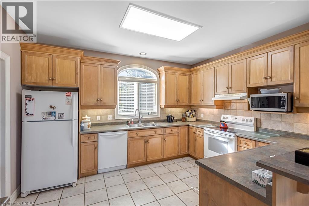 Photo 10 of 16 Featherstone Avenue, Selkirk ON