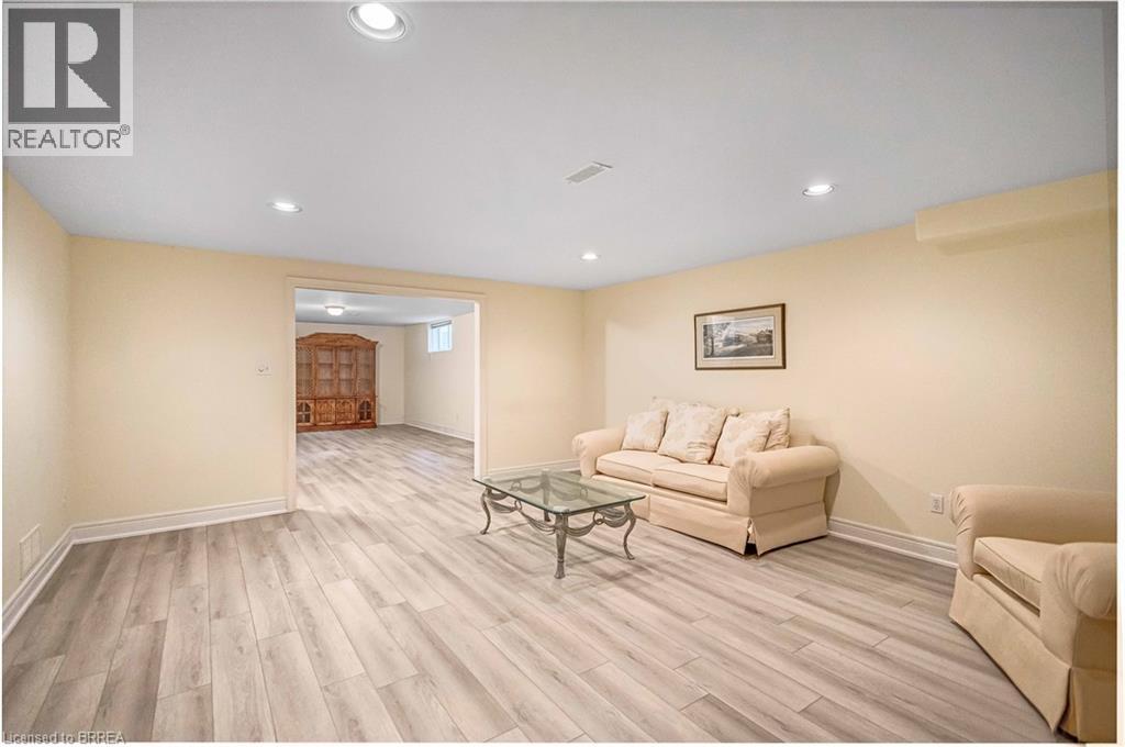 Photo 26 of 16 Featherstone Avenue, Selkirk ON