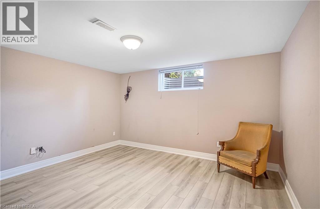 Photo 31 of 16 Featherstone Avenue, Selkirk ON