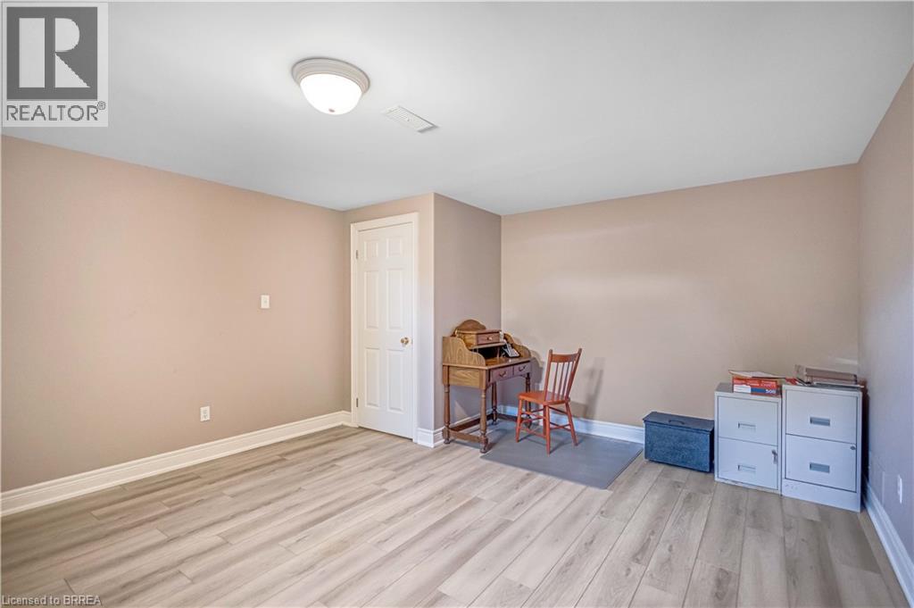 Photo 32 of 16 Featherstone Avenue, Selkirk ON