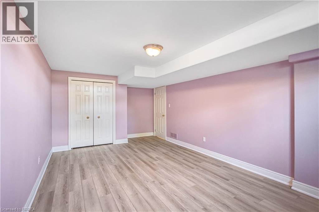 Photo 33 of 16 Featherstone Avenue, Selkirk ON