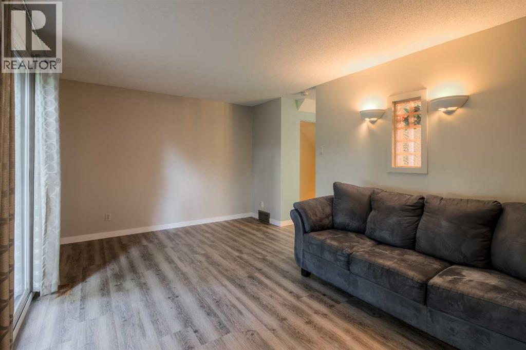 Photo 14 of 17 115 Lafayette Boulevard W, Lethbridge AB