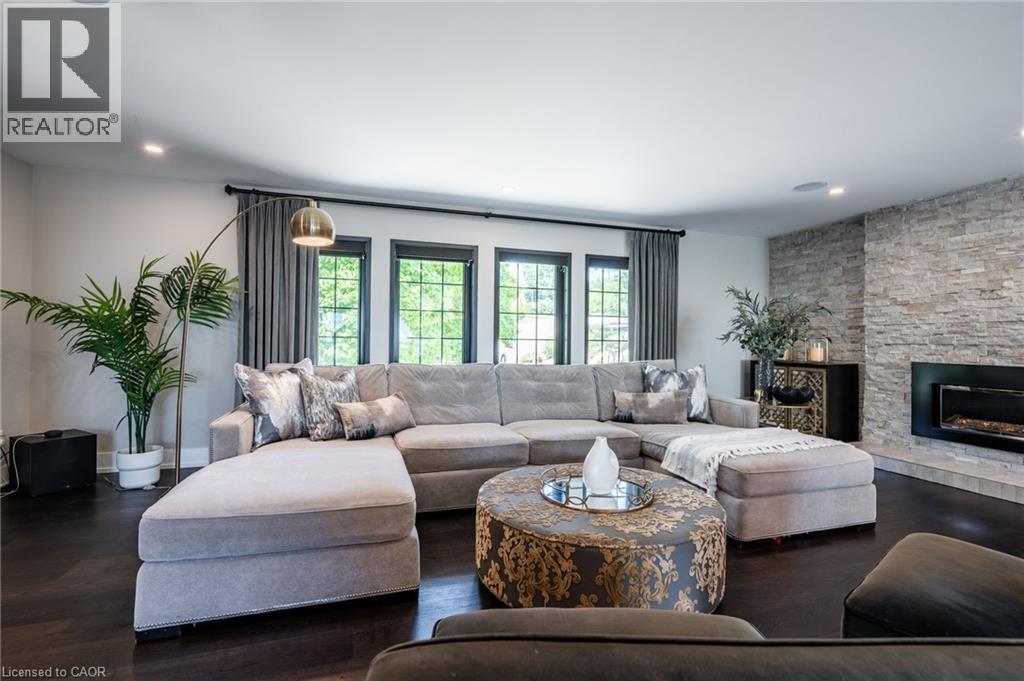 Photo 6 of 822 Danforth Place, Burlington ON