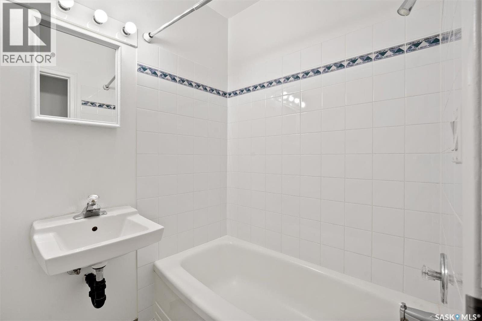 Photo 13 of 424 3rd Avenue, Saskatoon SK