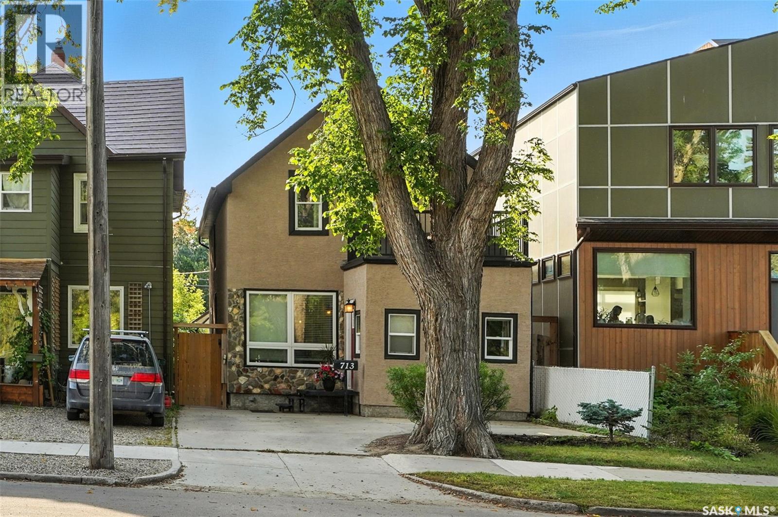 Photo 3 of 713 H Avenue S, Saskatoon SK
