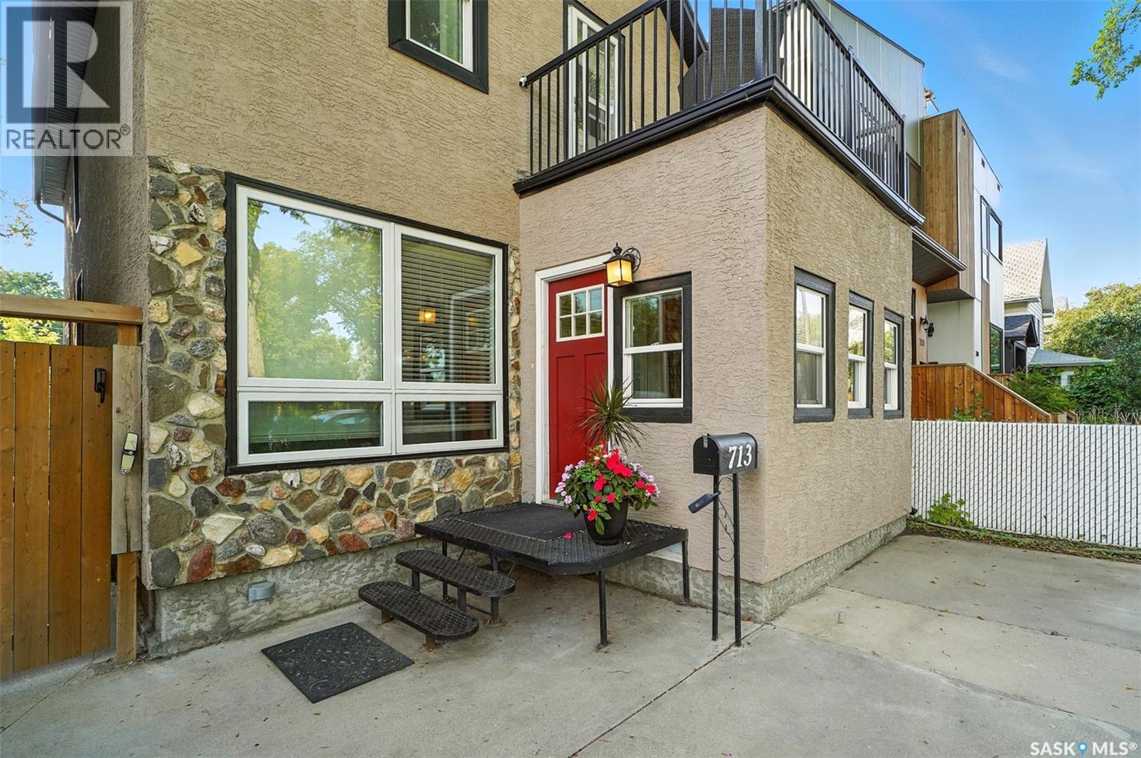 Photo 4 of 713 H Avenue S, Saskatoon SK