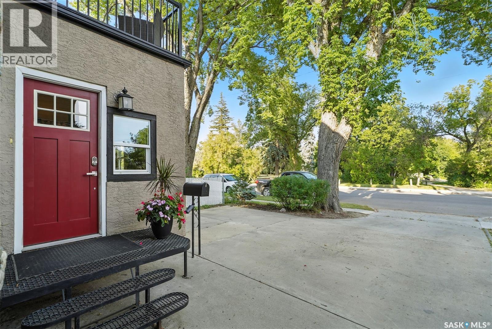 Photo 5 of 713 H Avenue S, Saskatoon SK