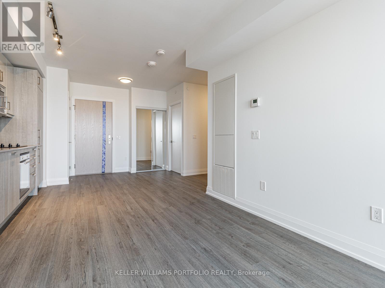 Photo 5 of 3510 77 Mutual Street, Toronto ON