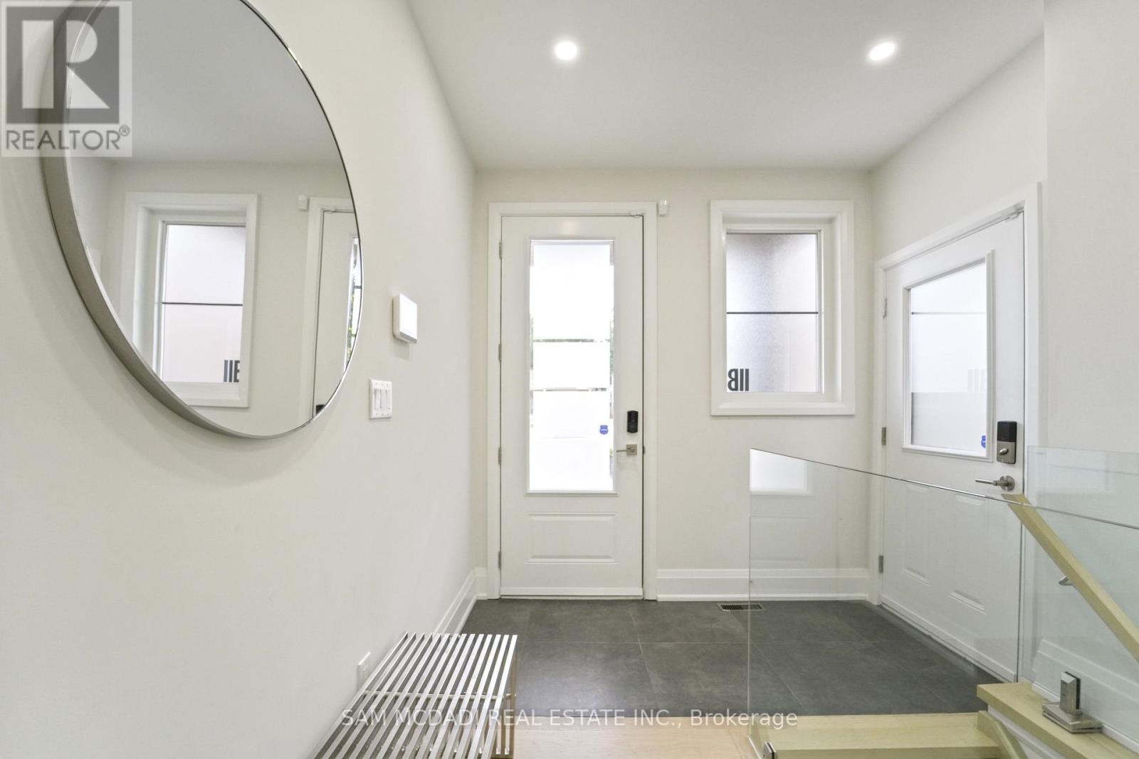 Photo 3 of 11 B Maple Avenue N, Mississauga ON