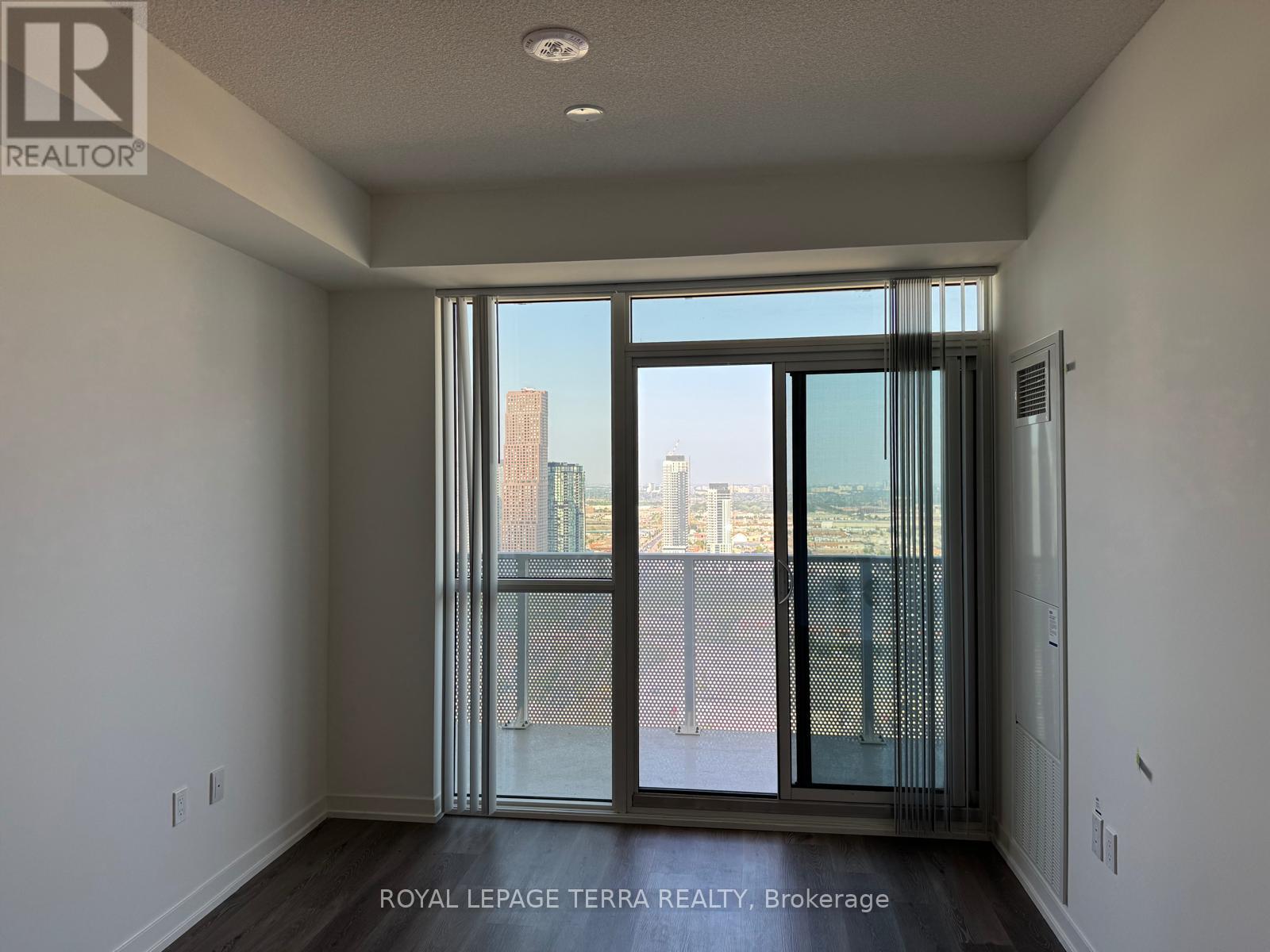 Photo 10 of 4007 28 Interchange Way, Vaughan ON