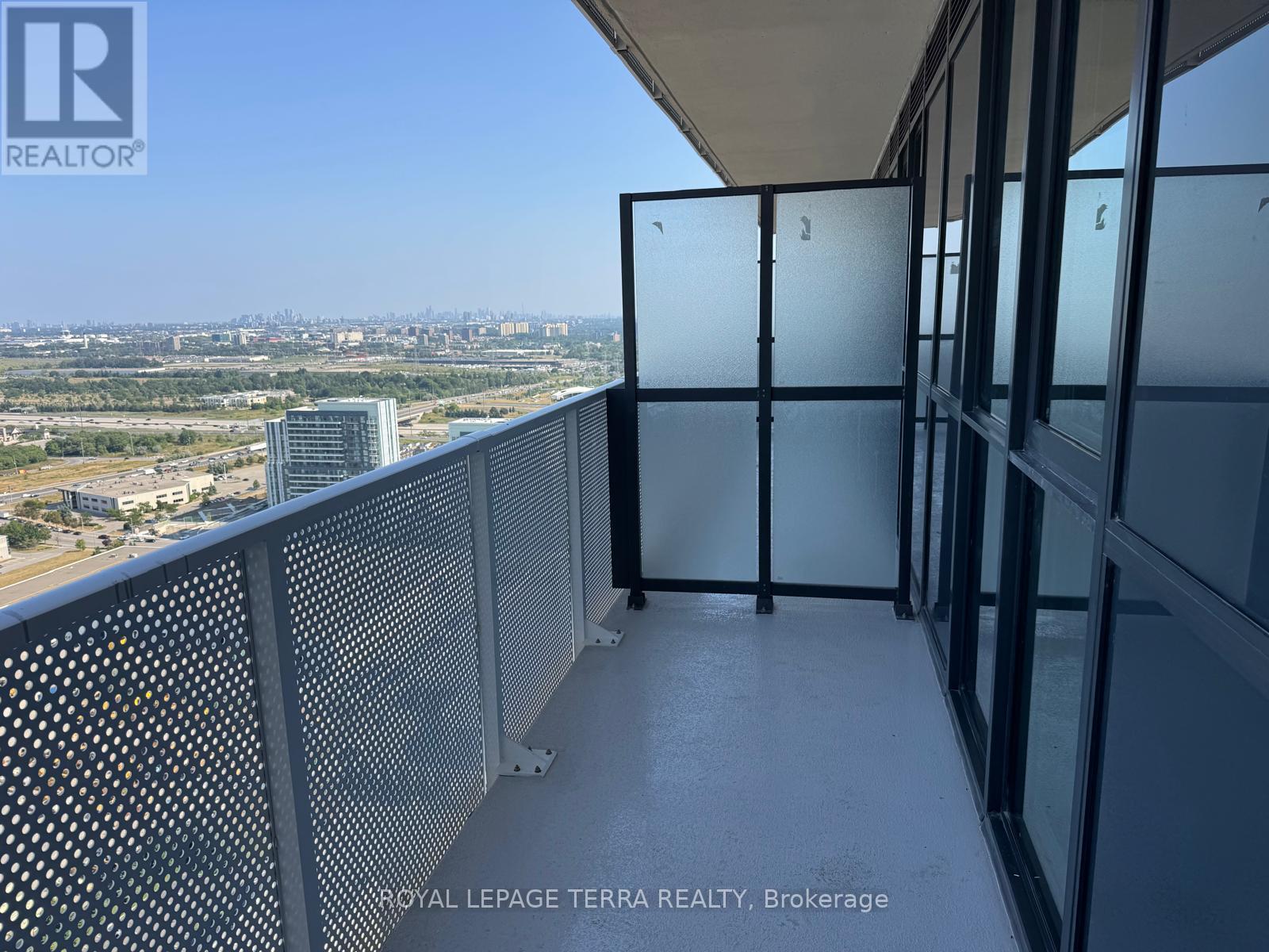 Photo 6 of 4007 28 Interchange Way, Vaughan ON