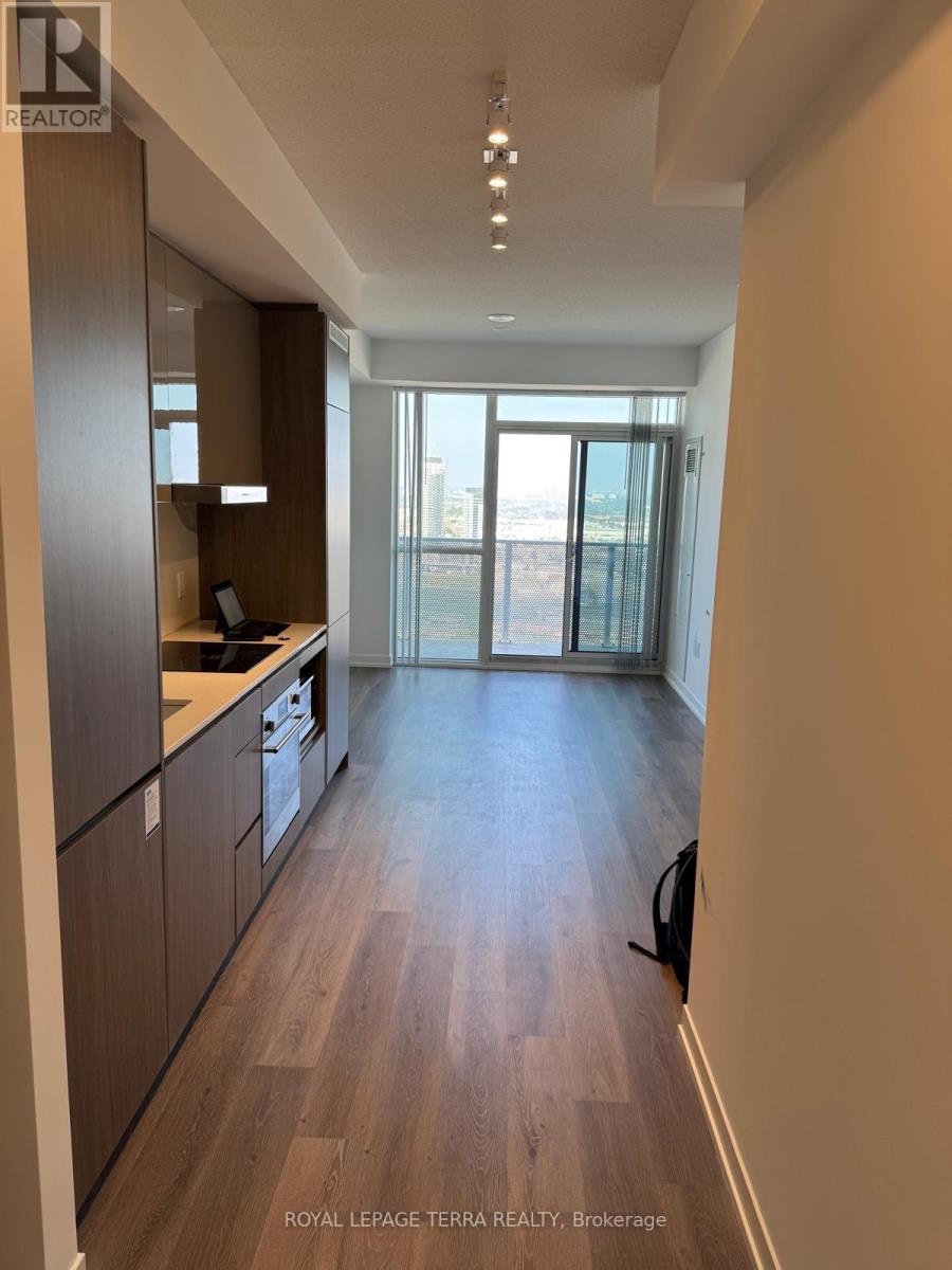 Photo 8 of 4007 28 Interchange Way, Vaughan ON
