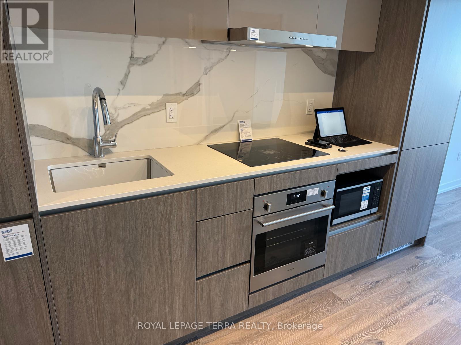 Photo 9 of 4007 28 Interchange Way, Vaughan ON