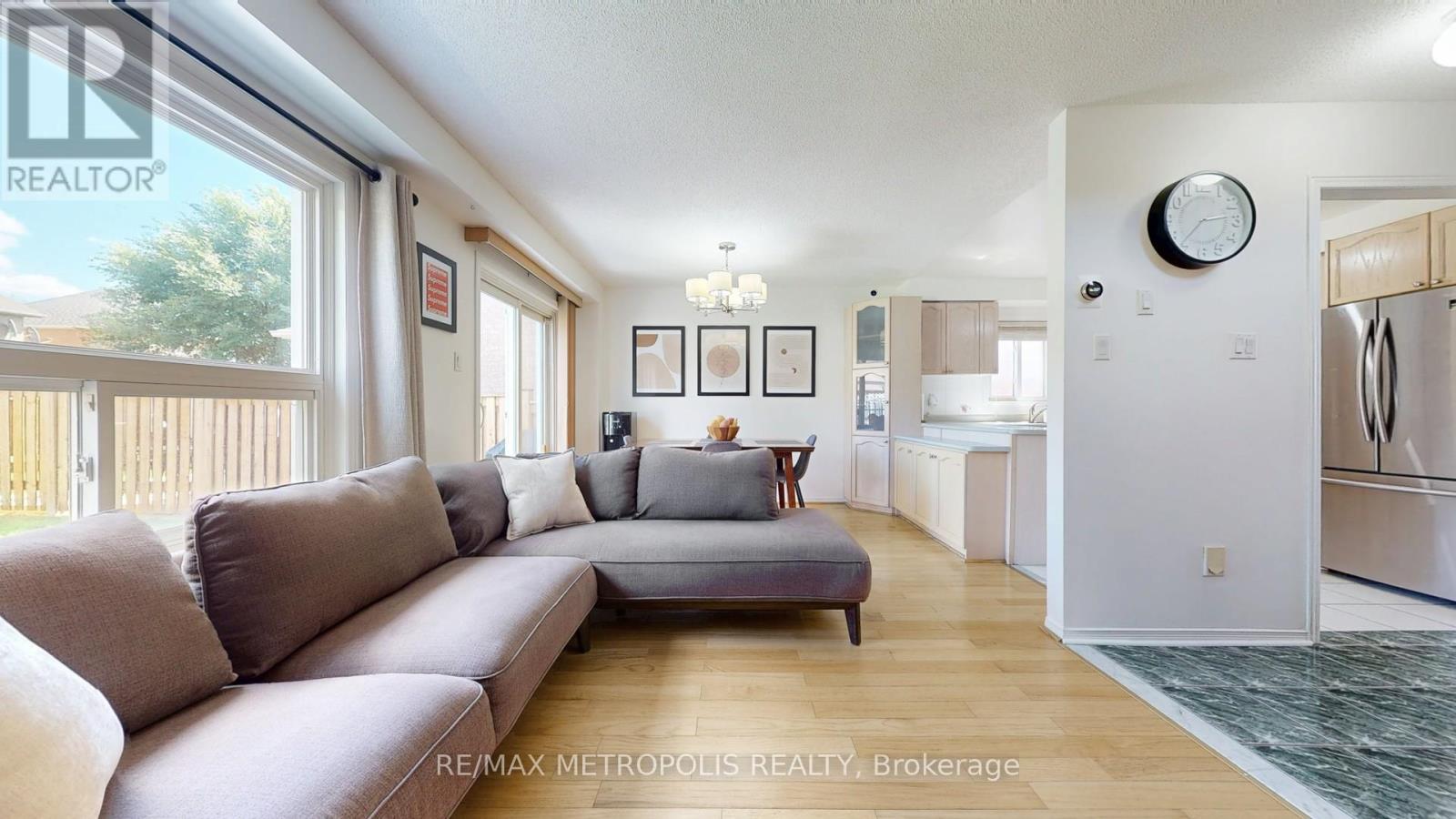Photo 10 of 63 Whitefaulds Road, Vaughan ON