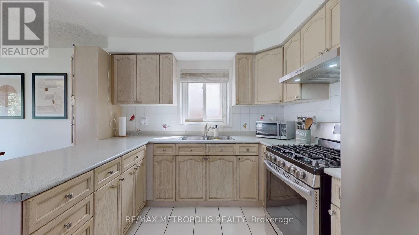 Photo 17 of 63 Whitefaulds Road, Vaughan ON