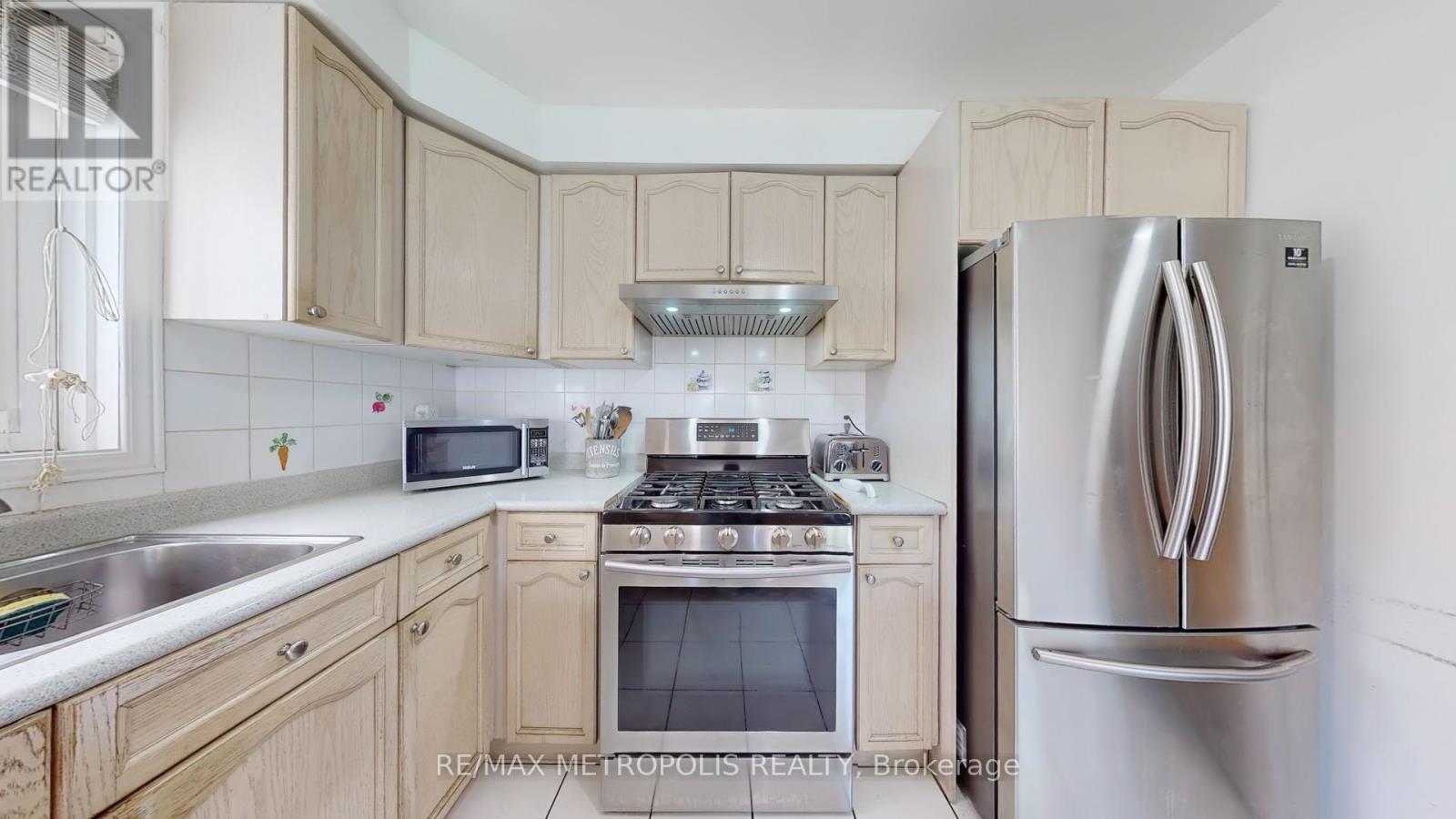 Photo 18 of 63 Whitefaulds Road, Vaughan ON