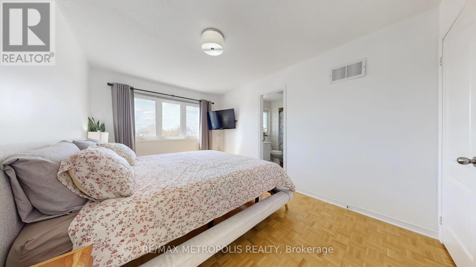 Photo 25 of 63 Whitefaulds Road, Vaughan ON