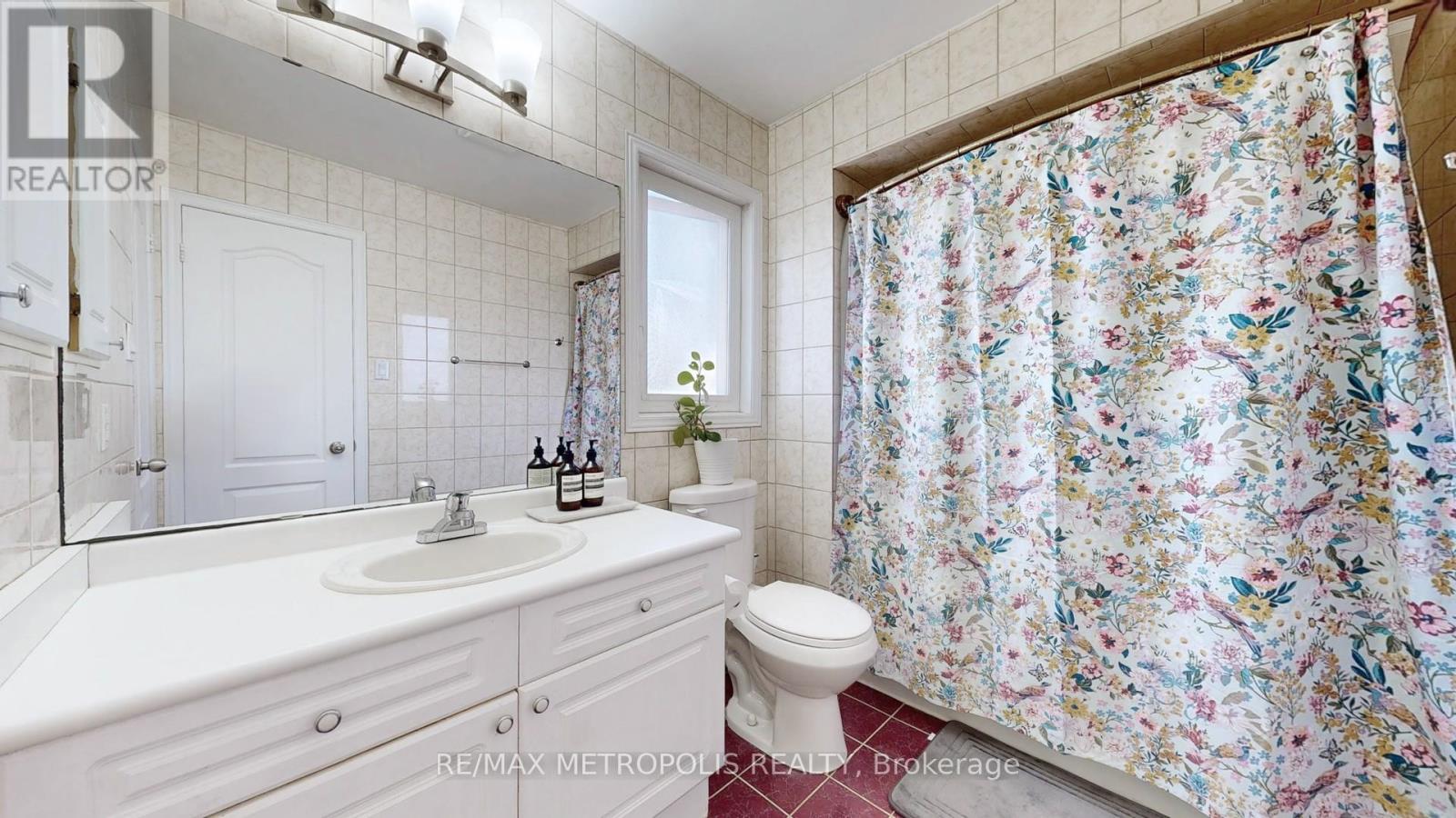 Photo 34 of 63 Whitefaulds Road, Vaughan ON