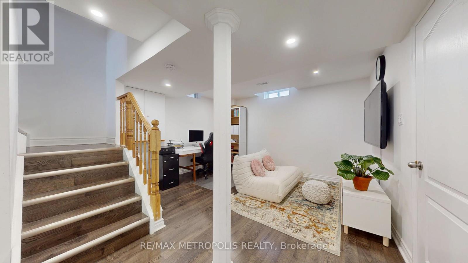 Photo 35 of 63 Whitefaulds Road, Vaughan ON
