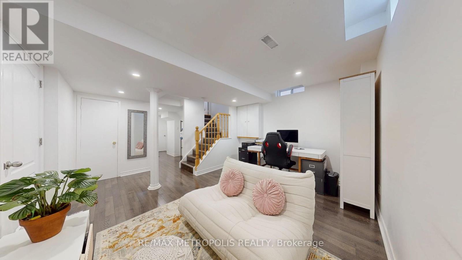 Photo 36 of 63 Whitefaulds Road, Vaughan ON