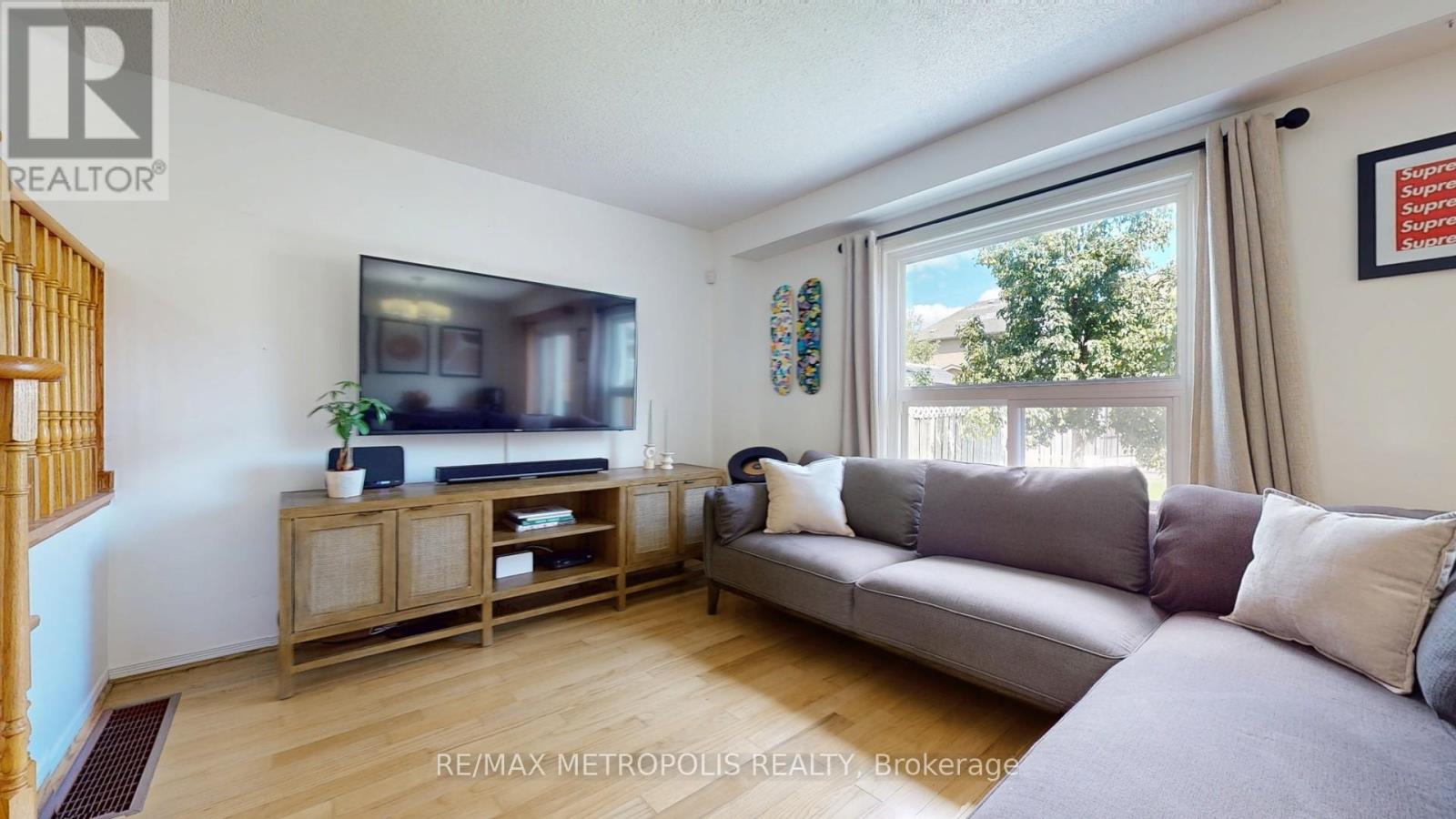 Photo 8 of 63 Whitefaulds Road, Vaughan ON