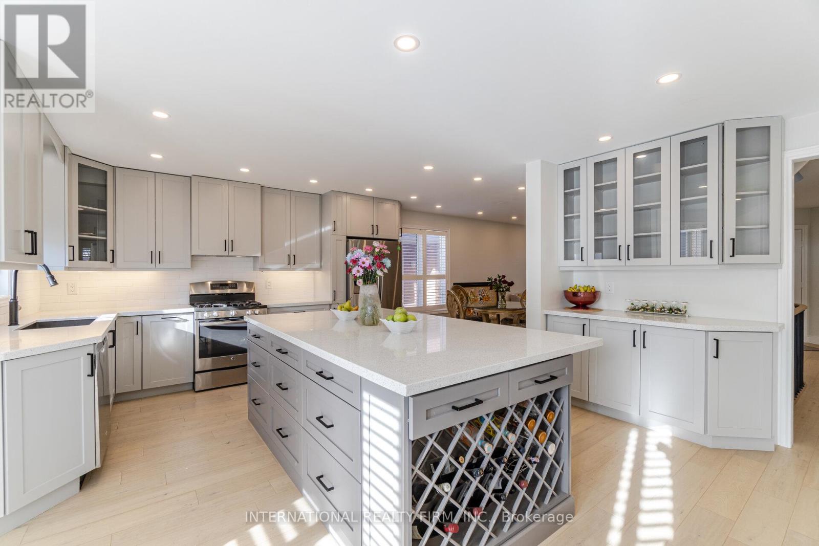 Photo 10 of 67 Rosanna Crescent, Vaughan ON